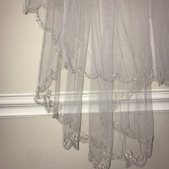 Waist length white veil with blusher - Picture 8 of 13